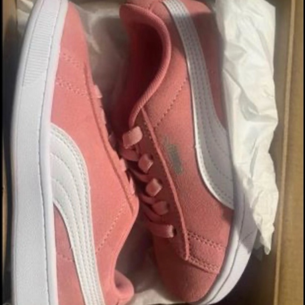 GILS LOW TOP PUMA SHOES